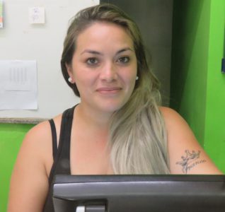 “No estaba ni enterada y eso que trabajo en la Av. de Mayo. Creo que no corresponde que cobren en Derqui por estacionar”, Jesica.