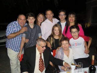“Hoy en día como están las cosas, las parejas no suelen durar tanto, que mis abuelos lleguen juntos a los cincuenta es un orgullo muy grande”, dijo Franco, nieto mayor, emocionado. (Foto de la familia completa.) 