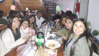 El bar restó Verbet, ubicado en Diagonal Pacheco 975, se llenó de grupos de amigas y amigos que, además de disfrutar de las propuestas gastronómicas y de tragos del lugar, compartieron una noche de karaoke. (Reservas al 0230-4485430.)